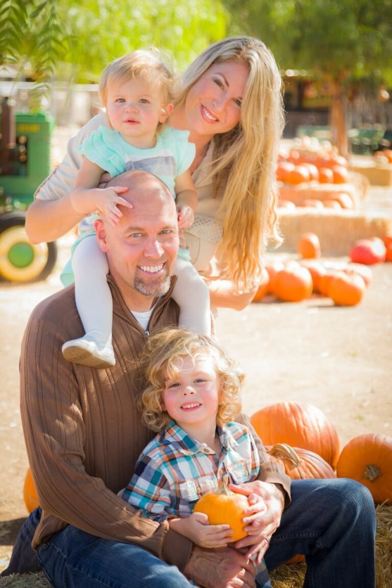 18+ Pumpkin Patch Outfits for Family Photos