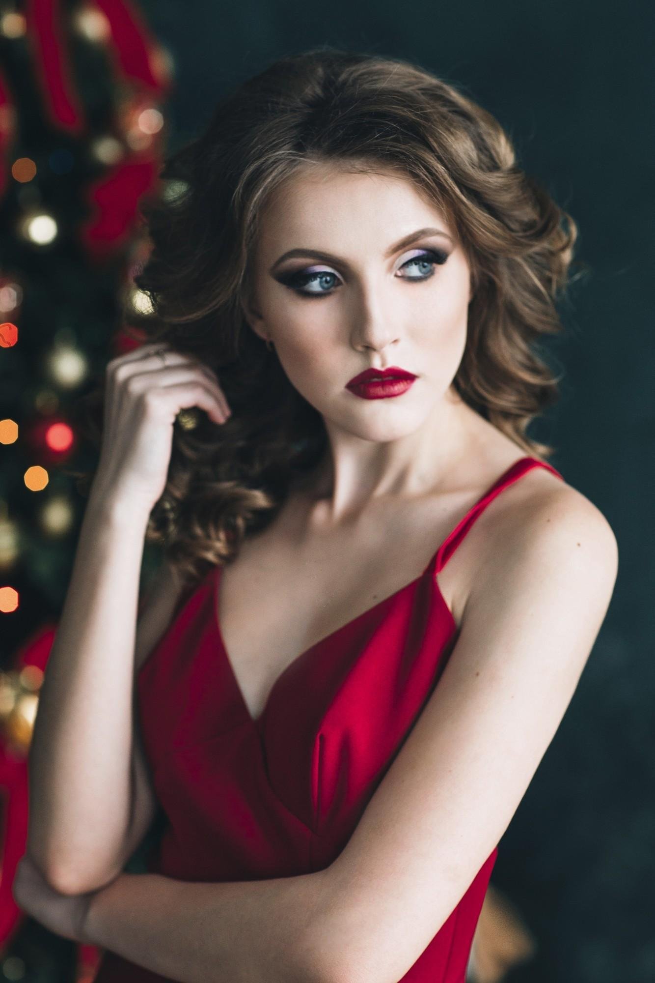 Woman in red dress christmas photoshoot