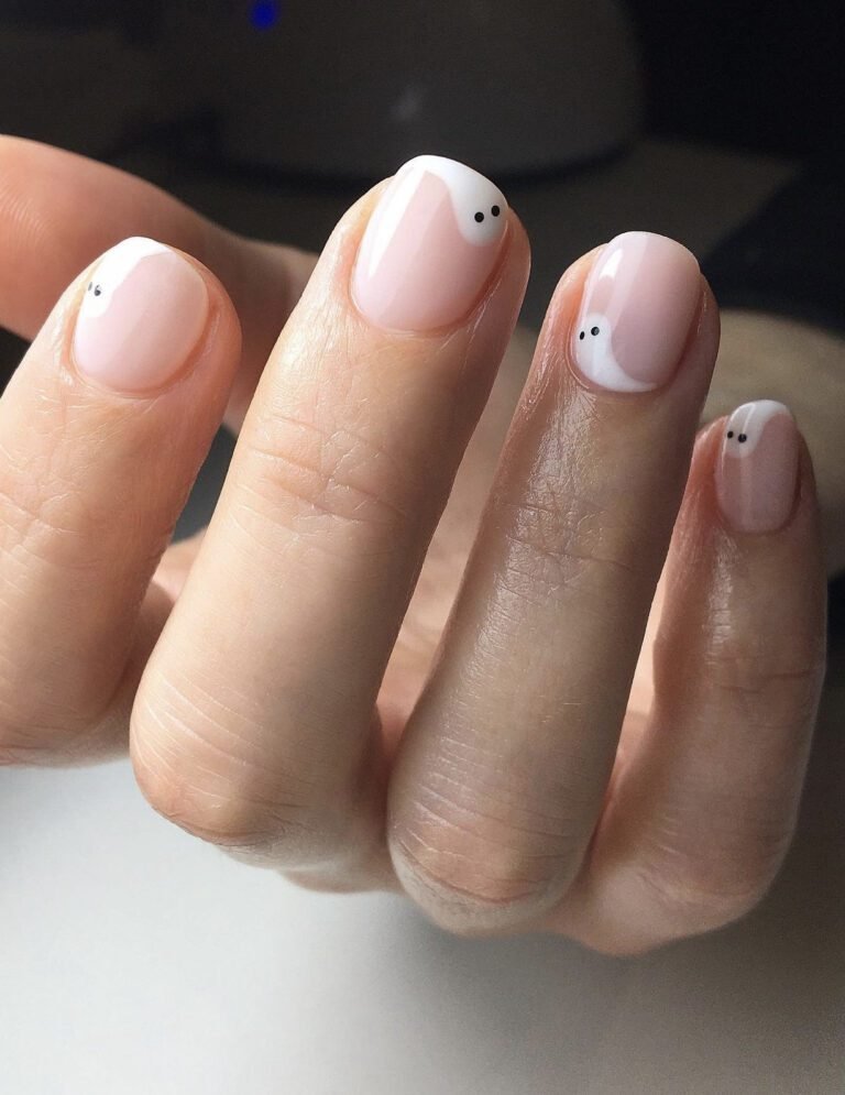 15+ Tiny Ghost Nail Art for Minimalists